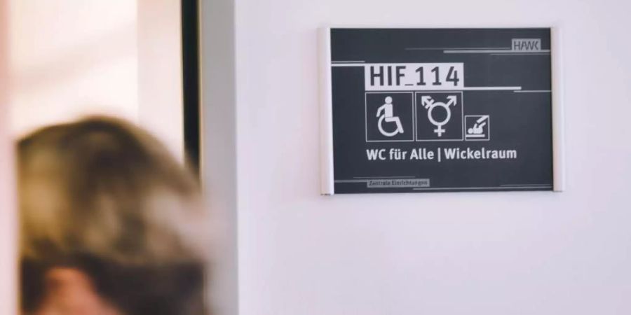 An der Hochschule Hildesheim-Göttingen-Holzminden gibt es insgesamt 17 genderneutrale Toiletten. Das Gleichstellungsbüro hatte die Initiative ergriffen. Foto: Peter Steffen/dpa