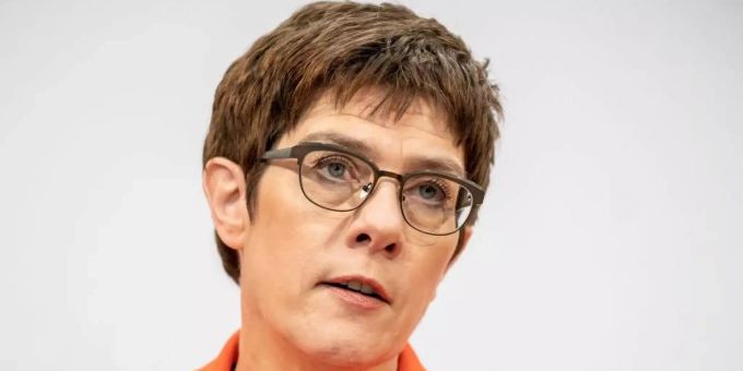 Verteidigungsministerin Annegret Kramp-Karrenbauer (CDU). Foto: Michael Kappeler/dpa Verteidigungsministerin Annegret Kramp-Karrenbauer (CDU). Foto: Michael Kappeler/dpa