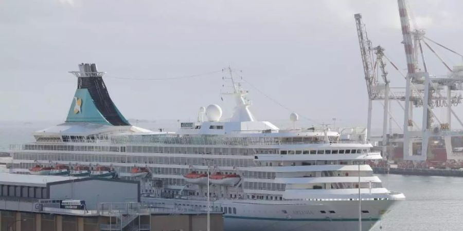 Das deutsche Kreuzfahrtschiff «MS Artania» liegt im Hafen von Fremantle. Foto: Richard Wainwright/AAP/dpa