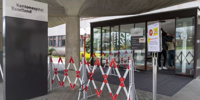 Eine Infotafel weist auf das Versuchsverbot hin beim Eingang des Kantonsspitals Baselland (KSBL) am Standort Bruderholz in Binningen. (Symbolbild) CORONA, COVID-19, CORONAVIRUS-REFERNZSPITAL,