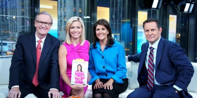 Fox-Moderatorin Ainsley Earhardt (in rosa) Fox-Moderatorin Ainsley Earhardt (in rosa)