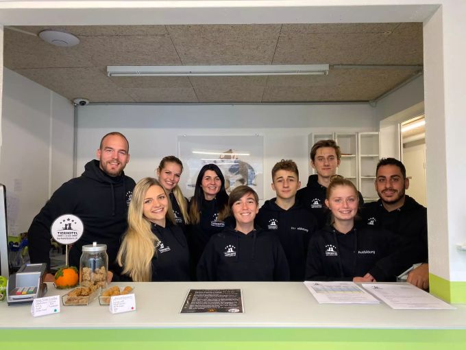 Im April wächst die neunköpfige Crew auf zehn Mitarbeitende. Tierhotel Tierpension Niedergösgen