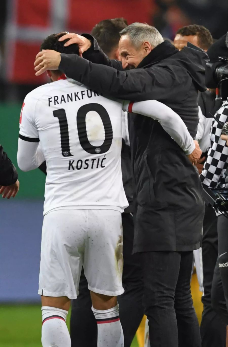 Filip Kostic (l.) jubelt gemeinsam mit seinem Coach Adi Hütter.