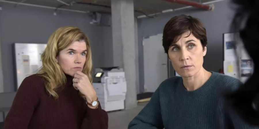 Karin (Anke Engelke, l) und Rommy (Nina Kunzendorf) recherchieren als investigative Journalistinnen. Foto: Christiane Pausch/ARD Degeto/dpa