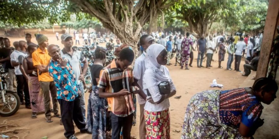 Lange Schlangen vor einem Wahllkokal in Lomé