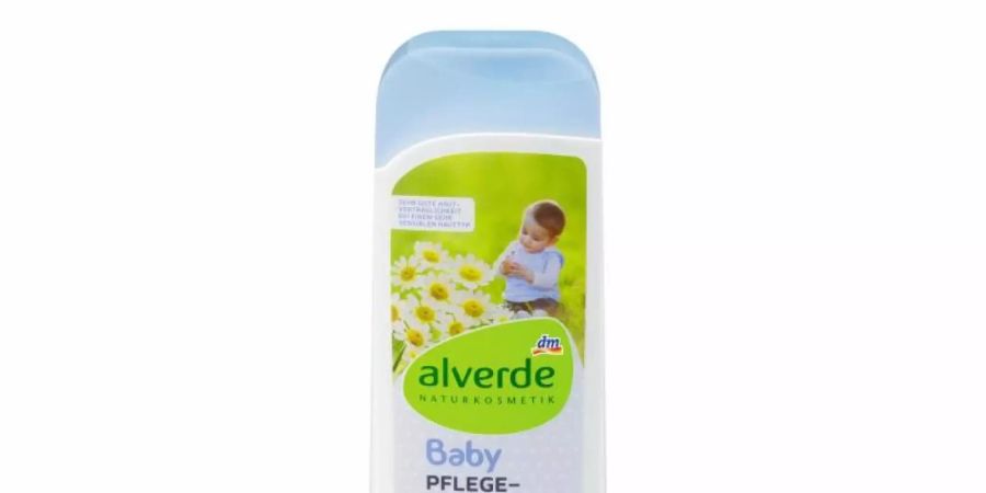 Weil die «alverde Baby Pflegelotion Bio-Sheabutter Bio-Kamille» schädliche Hefen enthalten könnte, startete die Drogeriemarkt dm nun einen Rückruf. Foto: dm-drogerie markt/dpa