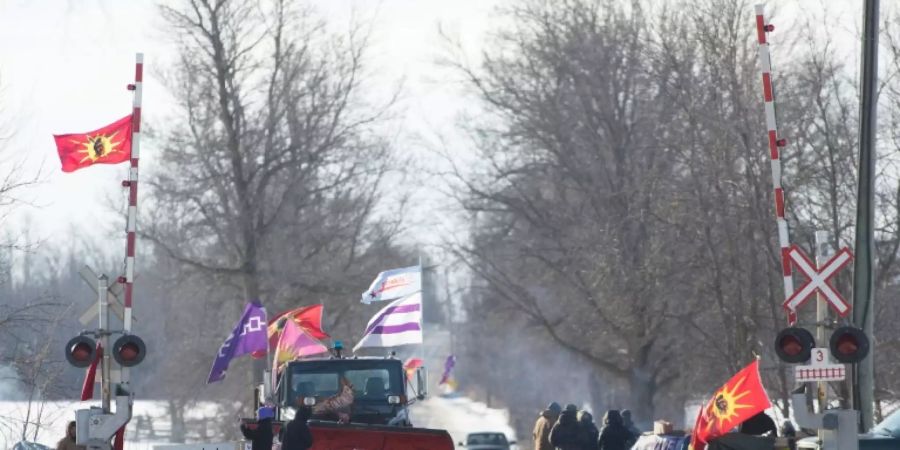 Indigene Demonstranten an einer Bahnstrecke in der kanadischen Provinz Ontario