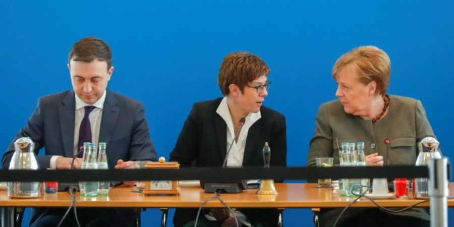 AKK mit Kanzlerin und Generalsekretär