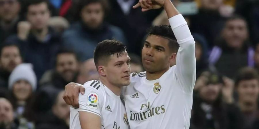 Reals Doppeltorschütze Casemiro (r) bejubelt mit Mannschaftskameraden Luka Jovic seinen zweiten Treffer. Foto: Manu Fernandez/AP/dpa