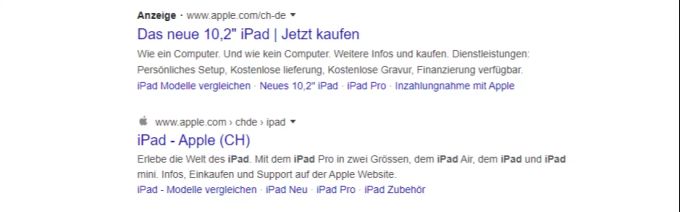 Eine Suche nach iPad. Oben eine Anzeige ohne Icon, unten ein normales Suchresultat. Google