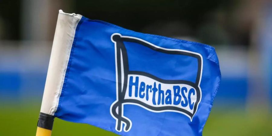 Ein Spieler von Hertha BSC wurde positiv auf das Coronavirus getestet, die Mannschaft begab sich in Quarantäne. Foto: Andreas Gora/dpa