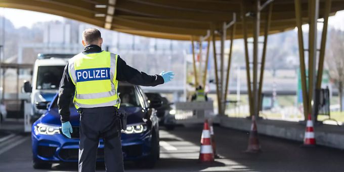 Die deutsche Bundespolizei kontrolliert unter anderem am Autobahnzoll Konstanz/Kreuzlingen alle Einreisenden nach Deutschland. Grenze Deutschland coronavirus