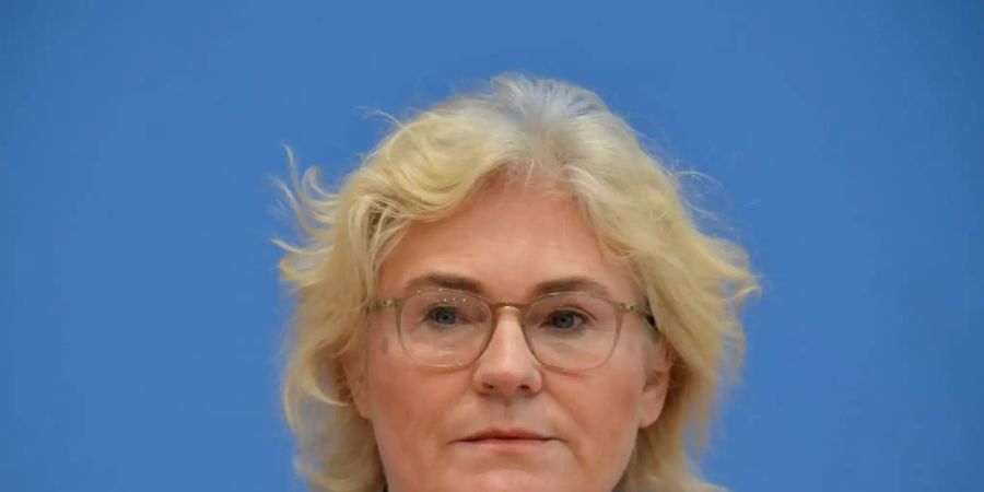 Lambrecht für strengeres Vorgehen gegen Fakenews