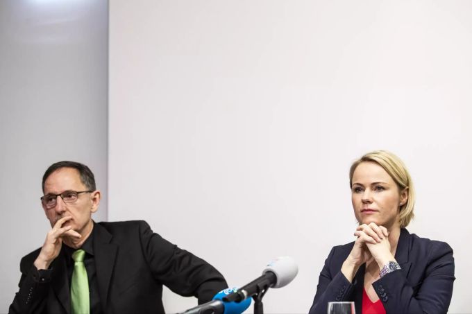 Regierungsrat Mario Fehr, Sicherheitsdirektor, und Regierungsraetin Natalie Rickli, Gesundheitsdirektorin, von links, waehrend der Medienkonferenz des Kantons Zuerich zur aktuellen Lage Coronavirus.
