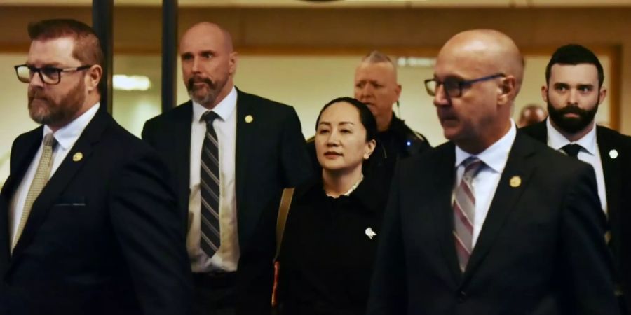 Meng Wanzhou (3.v.l.) nach der Anhörung am Donnerstag