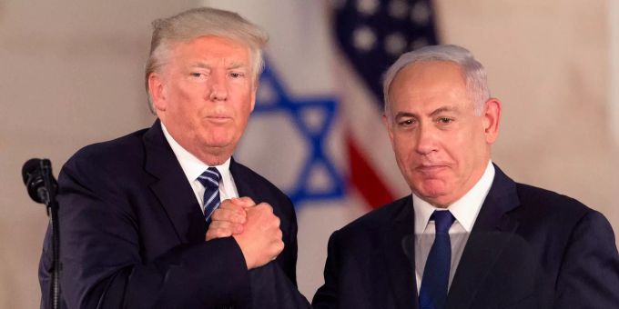 Donald Trump (l), Präsident der USA, und Benjamin Netanjahu, Ministerpräsident von Israel, reichen sich am 23.05.2017 im Israel Museum in Jerusalem die Hand. Trump: Nahost-Friedensplan Netamjahu