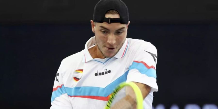 Jan-Lennard Struff trifft in der ersten Runde der Australian Open auf Novak Djokovic. Foto: Tertius Pickard/AP/dpa