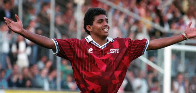 Sonny Anderson jubelt im Dress des Servette FC. Servette FC Anderson