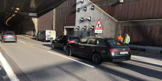 Auffahrunfall auf der Autobahn mit vier Fahrzeugen Unfall