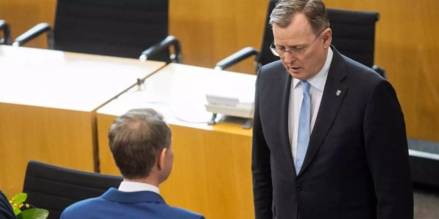 Der neu gewählte Ministerpräsident Bodo Ramelow (r., Linke), verweigert dem AfD-Fraktionschef Björn Höcke den Handschlag nach der Wahl. Foto: Michael Reichel/dpa-Zentralbild/dpa