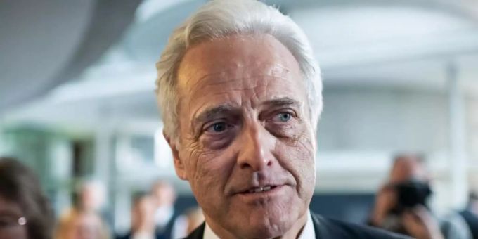 Peter Ramsauer kommt zur Sitzung des Untersuchungsausschusses im Bundestag. Foto: Bernd von Jutrczenka/dpa