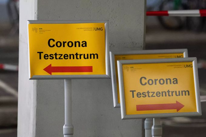 Hinweistafeln mit der Aufschrift «Corona Testzentrum» stehen vor Absperrband. Coronavirus - Niedersachsen