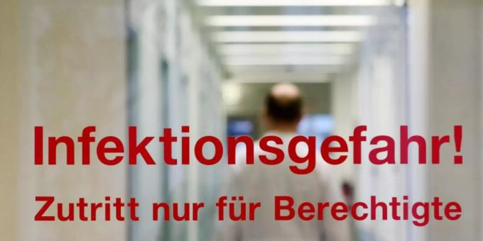 "Infektionsgefahr! Zutritt nur für Berechtigte" steht an der Tür am Institut für Medizinische Mikrobiologie, Virologie und Hygiene in Rostock. Foto: Bernd Wüstneck/dpa-Zentralbild/dpa coronavirus