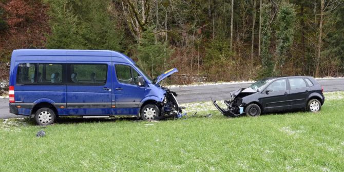 Kollision zwischen Auto und Kleinbus