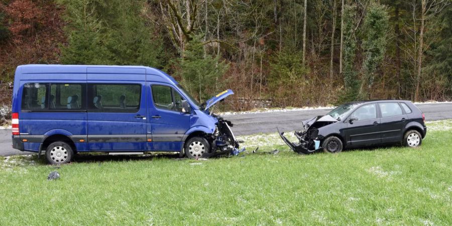 Kollision zwischen Auto und Kleinbus