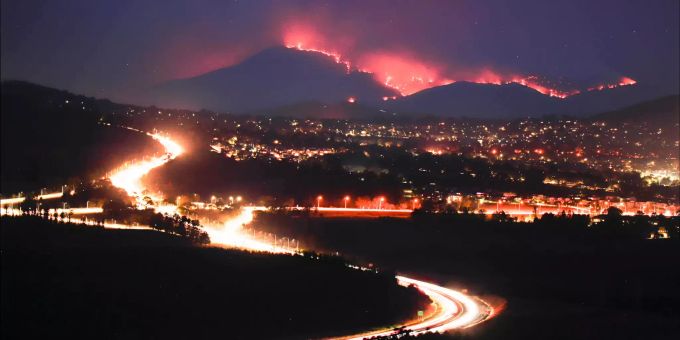Ein Feuer im Orroral Valley südlich von Canberra, Australien. Feuer in Australien