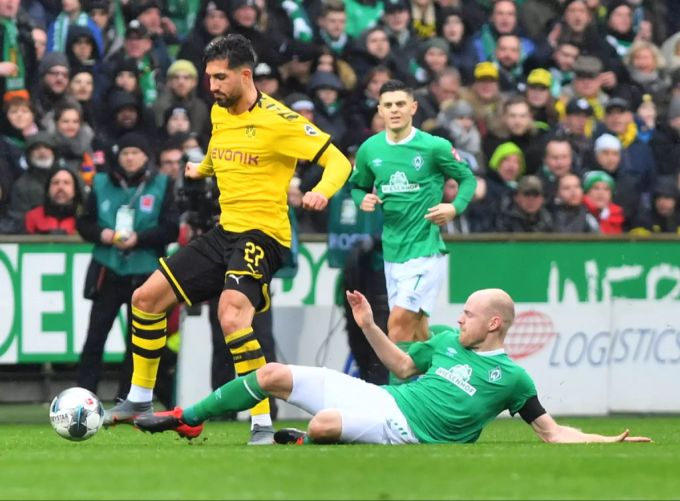 Emre Can (l.), Mittelfeldspieler des BVB, im Zweikampf mit Bremens Davy Klaassen. BVB Can