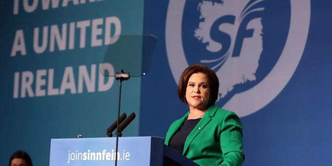 Mary Lou McDonald hält auf dem Podium eine Rede, nachdem sie bei einem Sonderparteitag zur Präsidentin der Sinn-Fein-Partei gewählt wurde. Sinn Fein