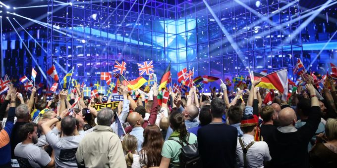 Fans schwenken internationale Papierfähnchen vor der Bühne beim Eurovision Song Contest 2014 in Kopenhagen. Eurovision Song Contest