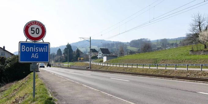 Einfahrt von Hallwil nach Boniswil (AG). Einfahrt von Hallwil nach Boniswil (AG).
