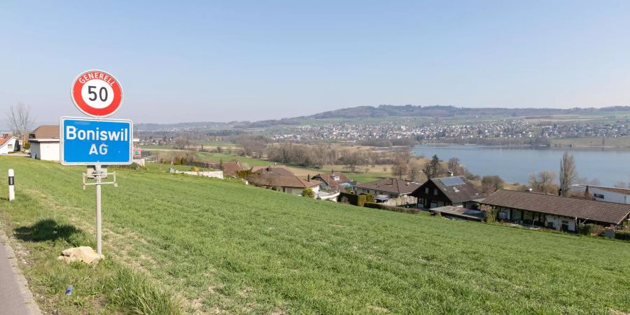 Ortseinfahrt Boniswil (AG) mit Blick auf den Hallwilersee.