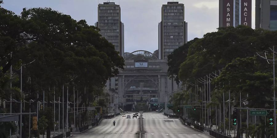 Die Vereinten Nationen haben tonnenweise Hilfsgüter nach Venezuela geliefert, weil auch dieses Land von dem Coronavirus stark betroffen ist. (Archivbild Caracas Ende März 2020)