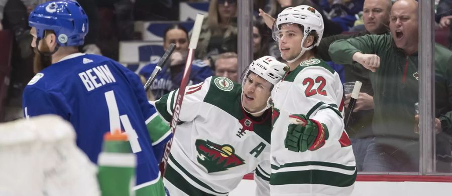 Zach Parise (l.), Teamkollege von Kevin Fiala bei Minnesota, lobt die Einrichtung.