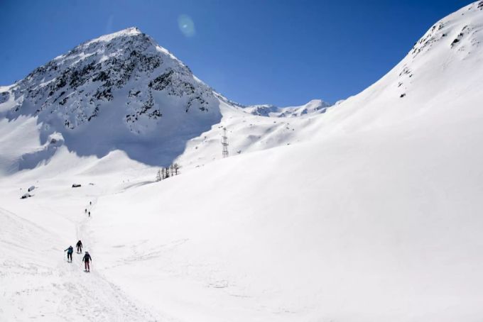 Eine gute Vorbereitung und Ausrüstung helfen, das Risiko von Unfällen bei Skitouren zu minimieren. Skitour