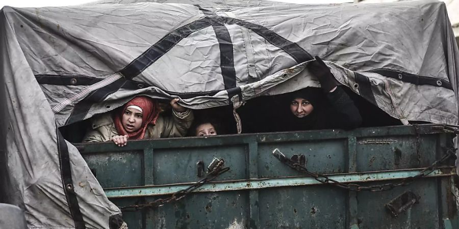 Geflüchtete Frauen und Kinder auf einem Lastwagen in der syrischen Region Idlib.