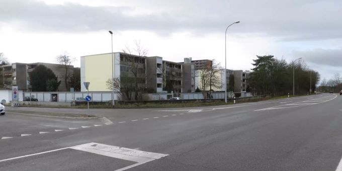 Die Gesamtkosten für den Ausbau des Knotens mit einer Lichtsignalanlage betragen CHF 990‘000.–. Baubeginn