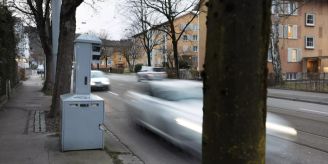 Mittelfinger auf Blitzerfoto kostet Fahrer in NRW 1200 Euro