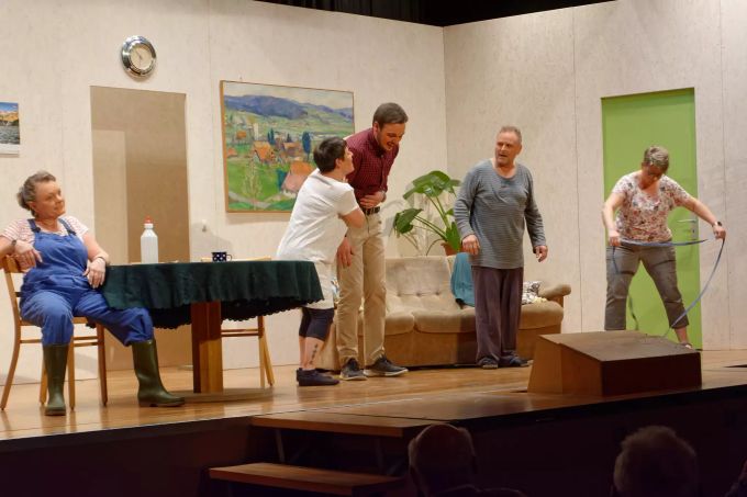 Theaterszene aus dem Theater «Sauglatti Verwächslig» von Lukas Bühler im Jahr 2019. Theaterszene