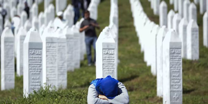 Geben niederländischen Uno-Soldaten die Mitschuld am Tod ihrer Söhne: die «Mütter von Srebrenica» auf dem Friedhof der Tausenden von serbischen Nationalisten ermordeten Muslime in Bosnien. Geben niederländischen Uno-Soldaten die Mitschuld am Tod ihrer Söhne: die «Mütter von Srebrenica» auf dem Friedhof der Tausenden von serbischen Nationalisten ermordeten Muslime in Bosnien.