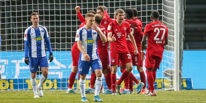 Spieler des FC Bayern München feiern das 1:0 durch Thomas Müller. FC Bayern München