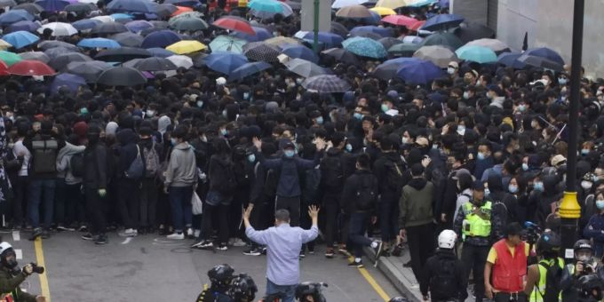 In Hongkong - Polizei setzt Tränengas gegen Demonstranten ein