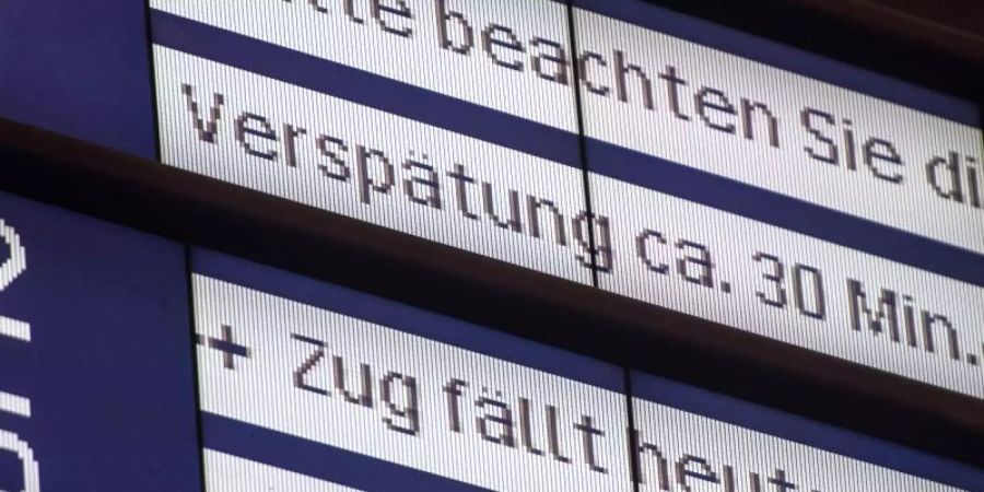 Um bei einer Verspätung Geld von der Deutschen Bahn zurückzubekommen, müssen Reisende ein Formular ausfüllen und dieses einreichen. Foto: Lino Mirgeler/dpa