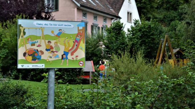 Ein Schild auf einem Spielplatz im Kanton St. Gallen. Rauchen