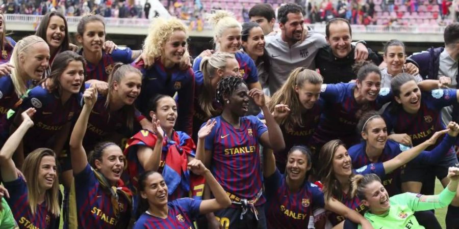 Spielerinnen vom FC Barcelona nach einem Spiel 2019. Im spanischen Frauenfussball haben Gewerkschaften und Clubs einen Tarifvertrag unterzeichnet, der unter anderem Mutterschaftsschutz vorsieht. Foto: Irina R.H./AFP7/dpa