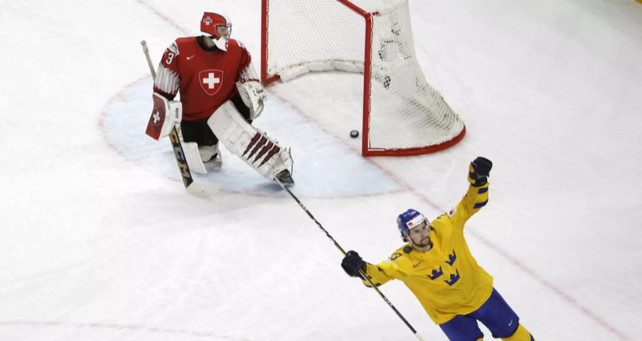 Filip Forsberg verwandelte für Schweden den entscheidenden Penalty. Goalie Leonardo Genoni ist bedient.