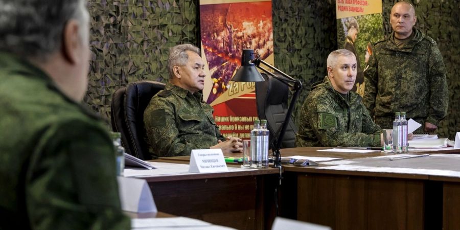 Verteidigungsminister Sergej Schoigu (l) und der Chef der Wagner-Söldner, Jewgeni Prigoschin, sollen sich über angeblich vom Militär zurückgehaltene Munition für die Wagner-Gruppe gestritten haben.